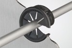 <p>Die Tülle ist dank des Klick-In-Prinzips einfach und schnell an einer Seite zu montieren. Gleichzeitig absorbiert die Tülle Erschütterungen.</p>
