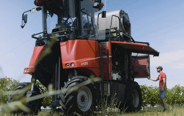 Video: Idealer Verschlüß für die Seitentüren einer Weinbaumaschinen